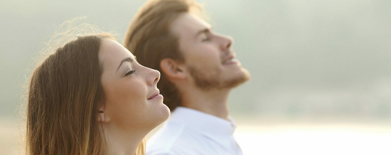 femme homme heureux regardant ciel