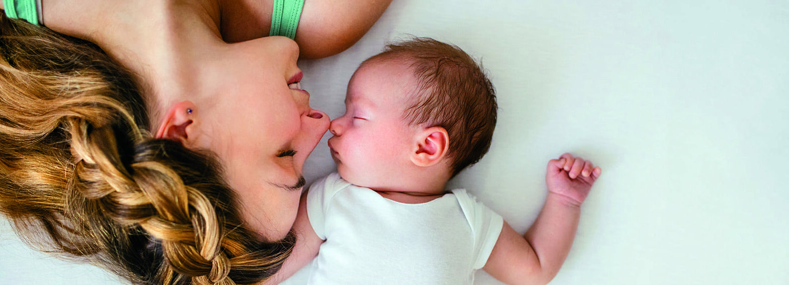 femme avec son bébé