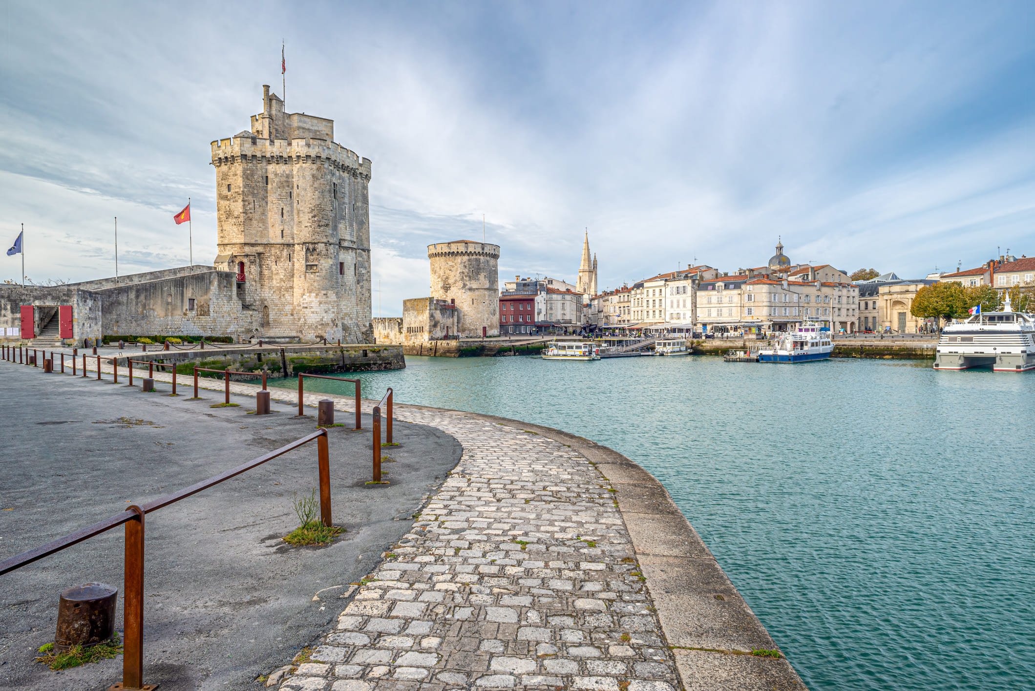 vue sur les deux tours de la rochelle