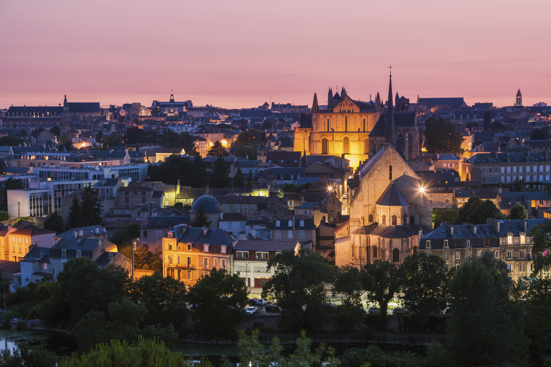 vue panoramique de nuit ville de poitiers