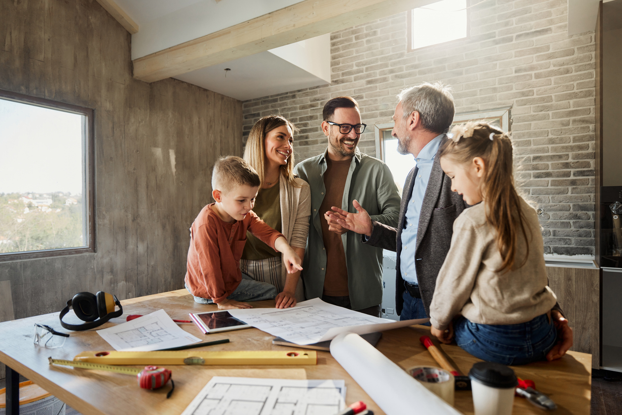 famille discutant avec professionnel du bâtiment
