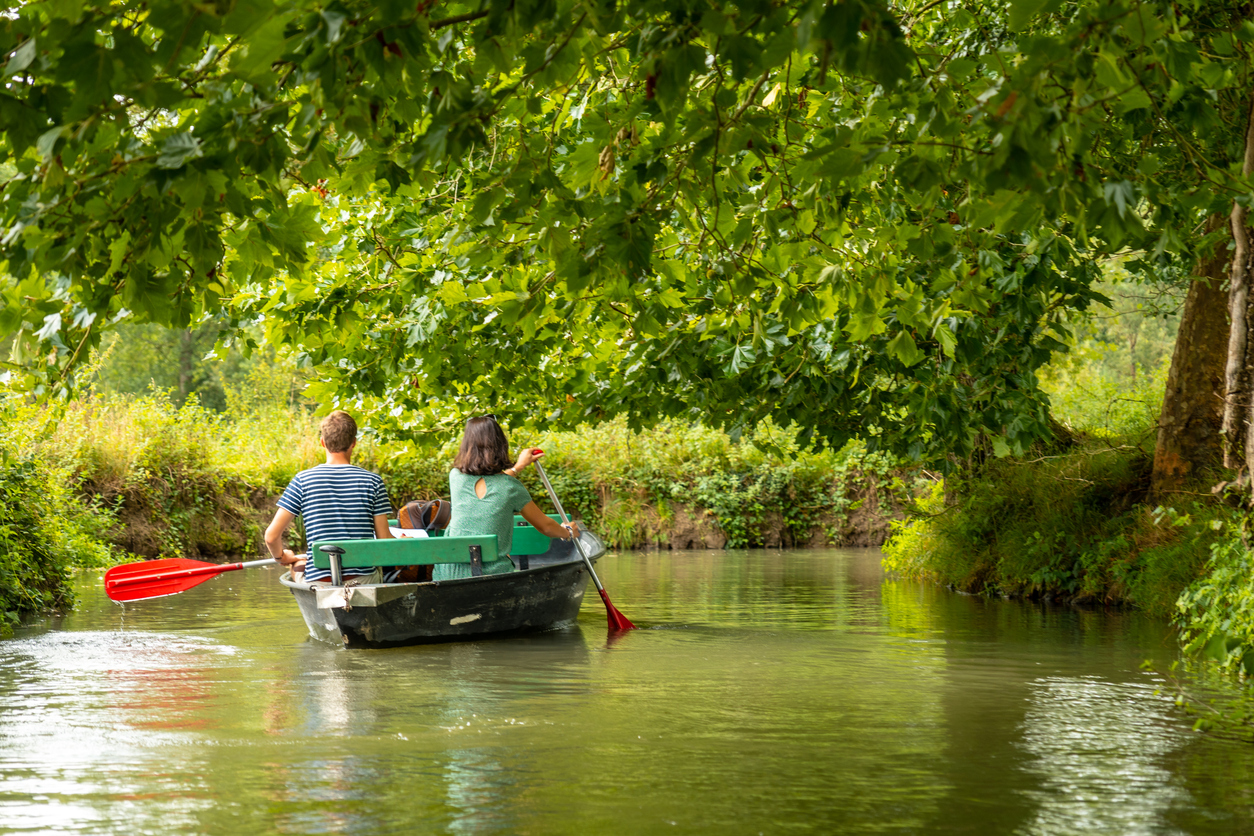 Jeune couple sur une barque dans le marais poitevin à Niort