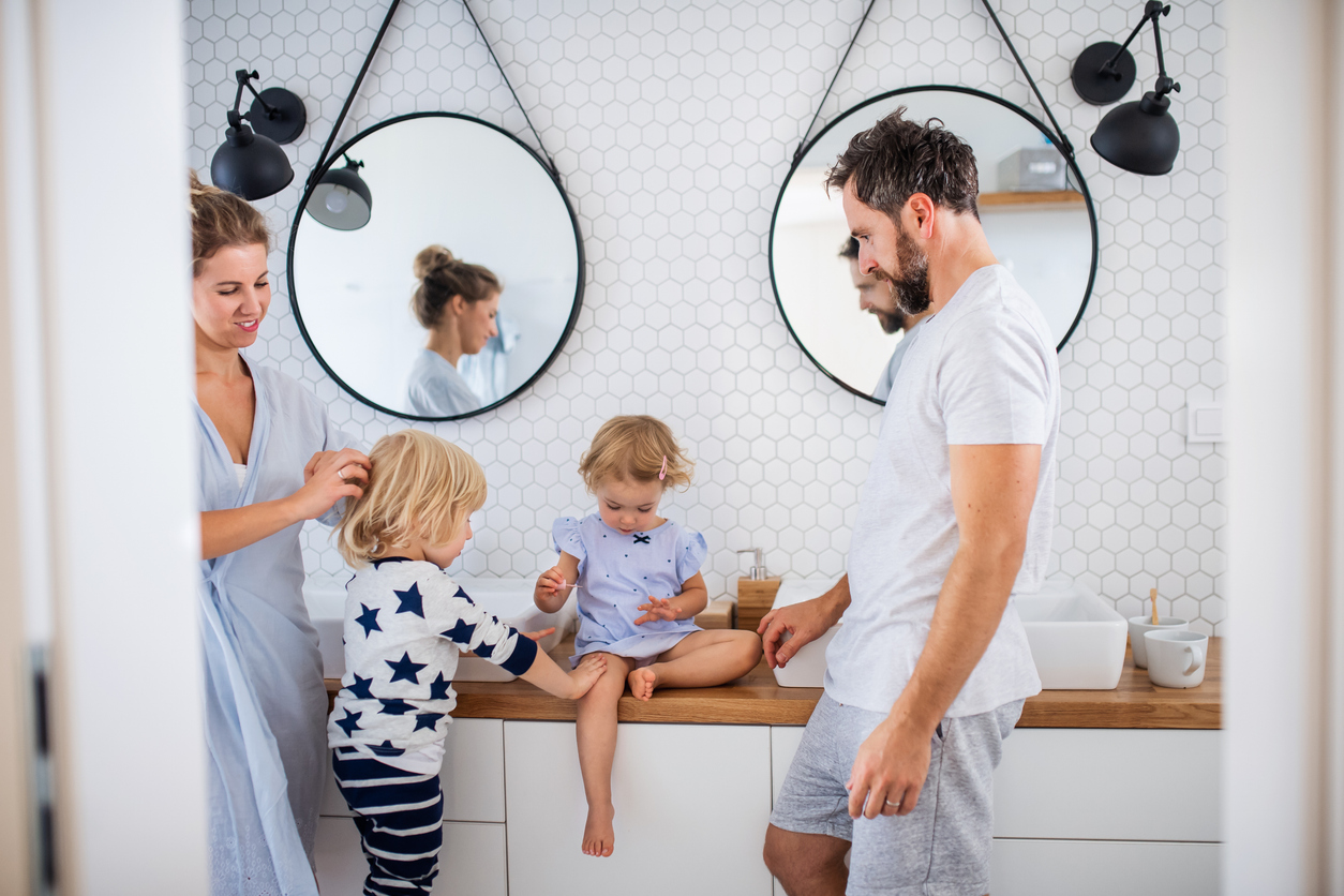 famille parents enfants préparation salle de bain