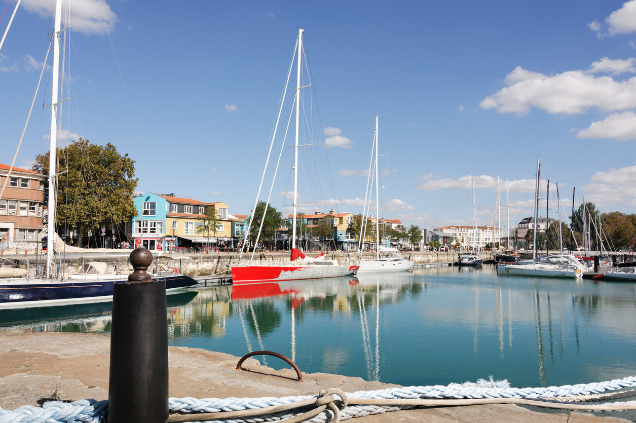 vue bateau voilier rouge quartier gabut la rochelle