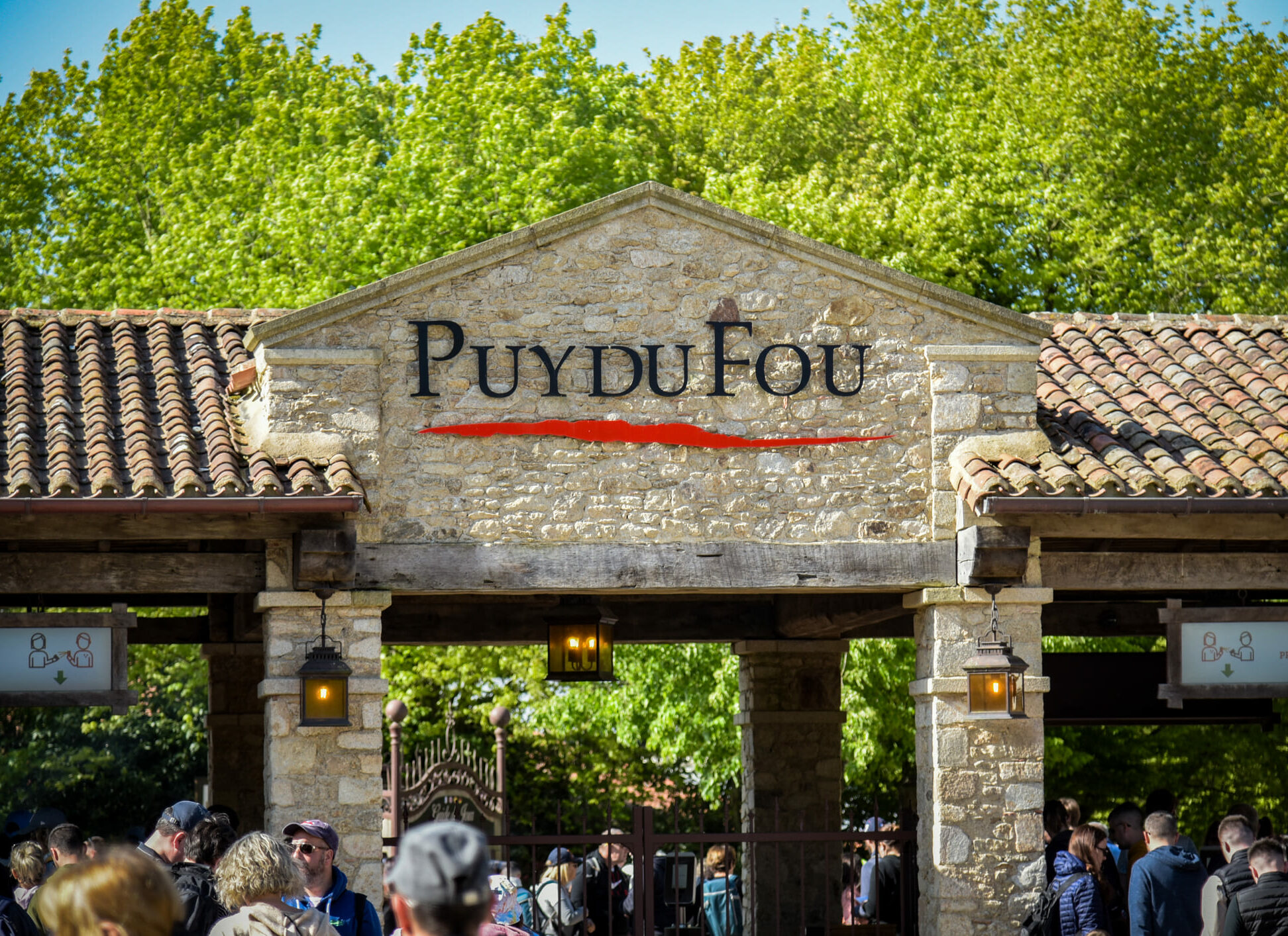 Vue sur l'entrée du Parc Le Puy du Fou en Vendée